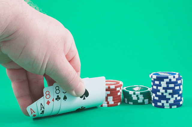 Hiệu quả tối ưu khi chơi Poker với việc nắm trong tay thứ hạng bài